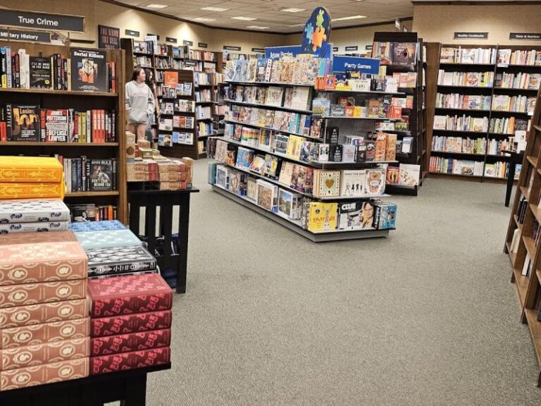 barnes noble minneapolis 55416 768x576