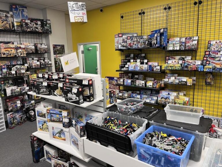 bricks minifigs thornton thornton 80233 768x576